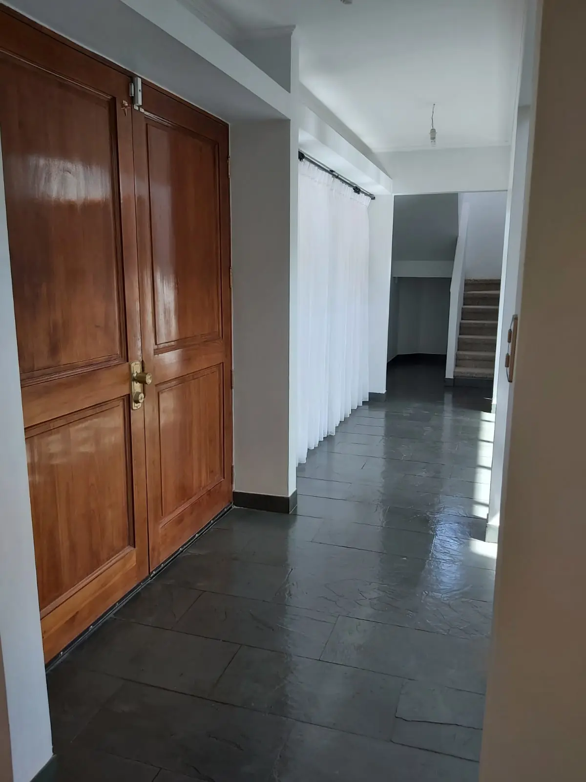 Hall de acceso con puerta de madera