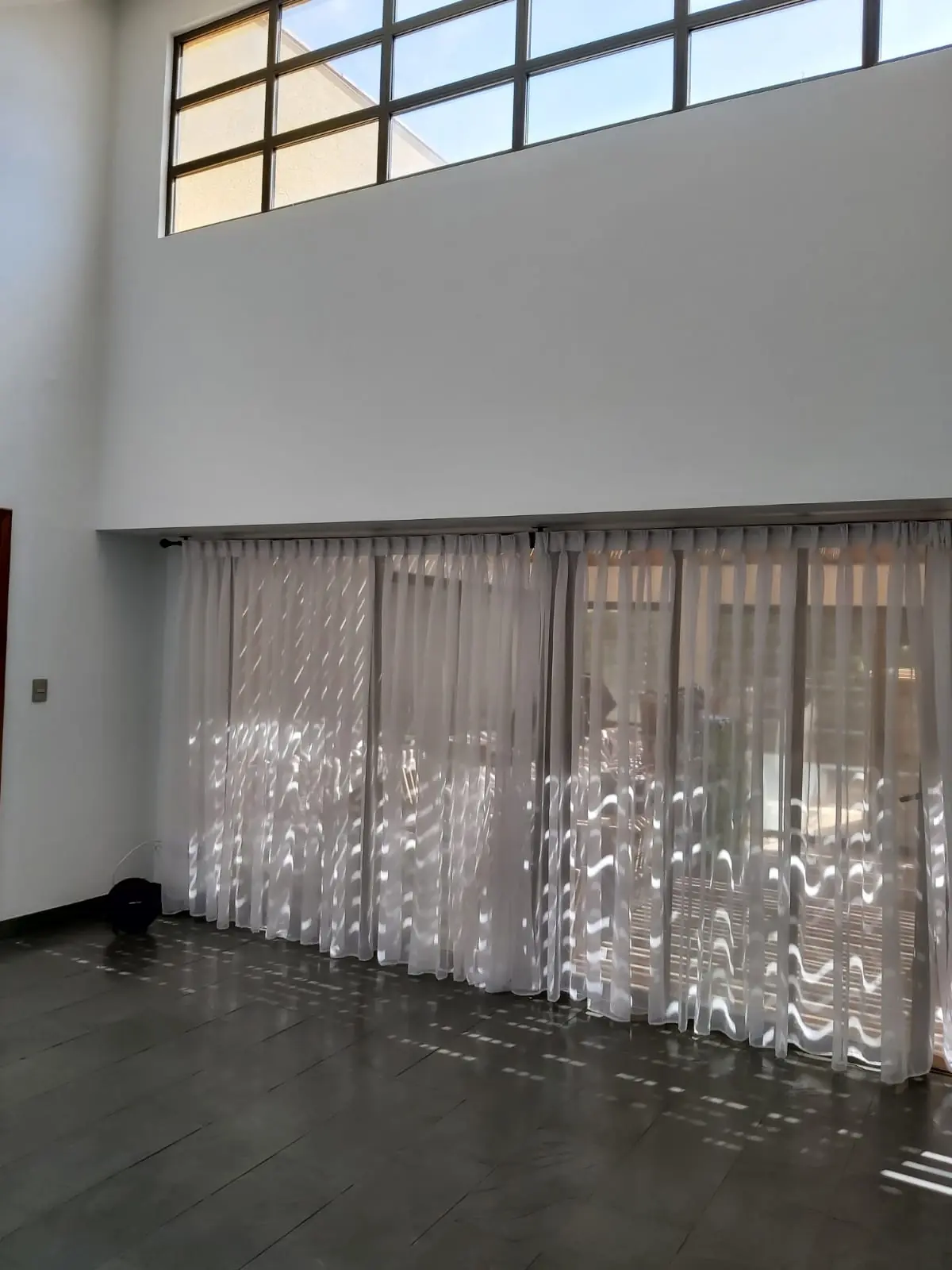Espacio de doble altura con ventanales